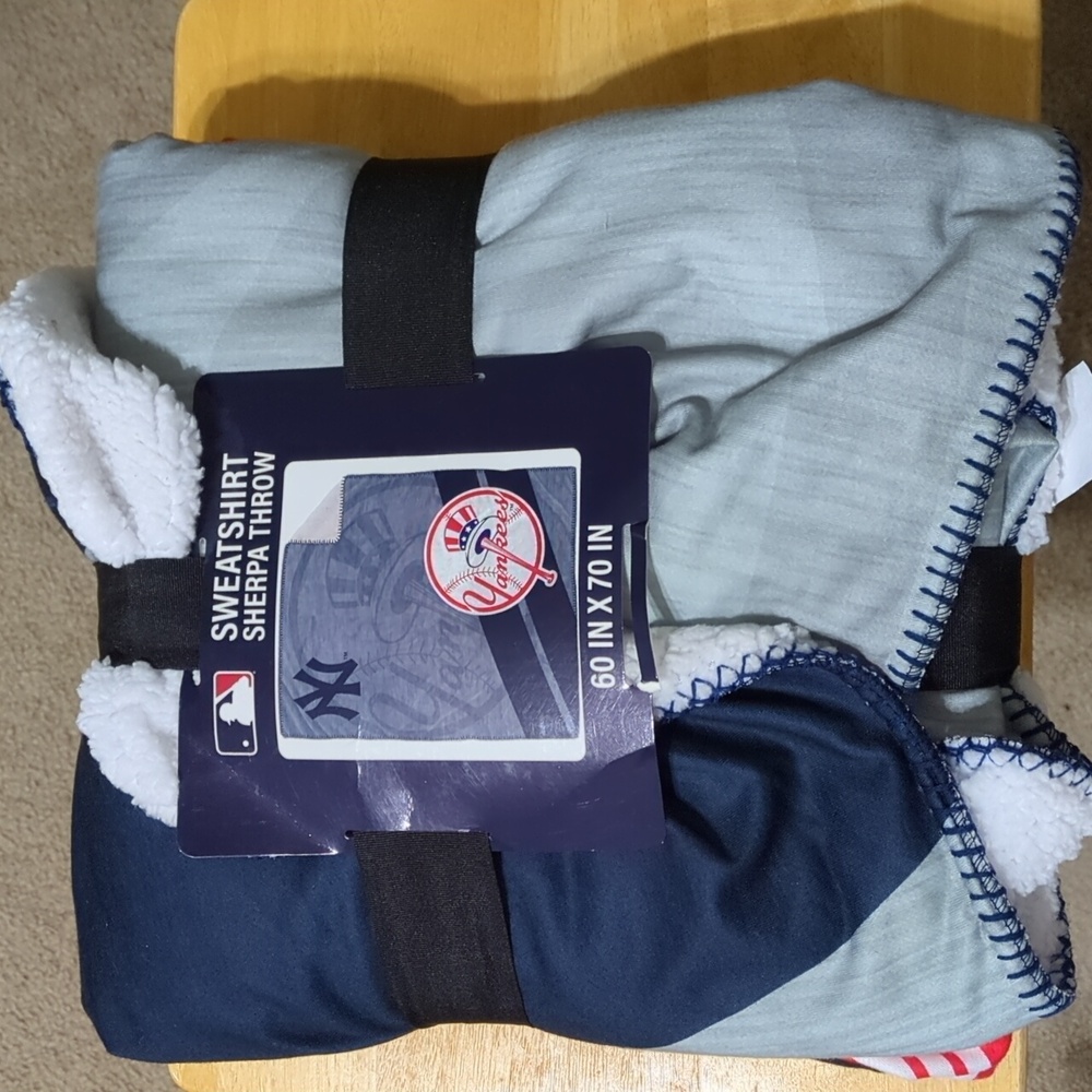 New York Yankees Sweatshirt Sherpa Throw - Picture 1 of 3